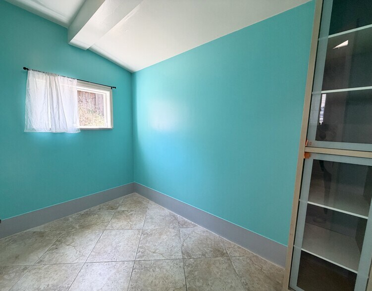 Laundry Room - 2206 23rd Ave