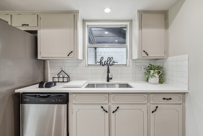 Building Photo - 8414 N Tahoe Dr