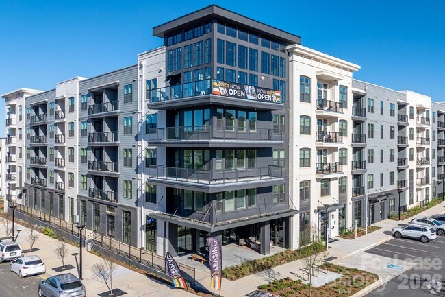 Building Photo - 536 W Tremont Ave