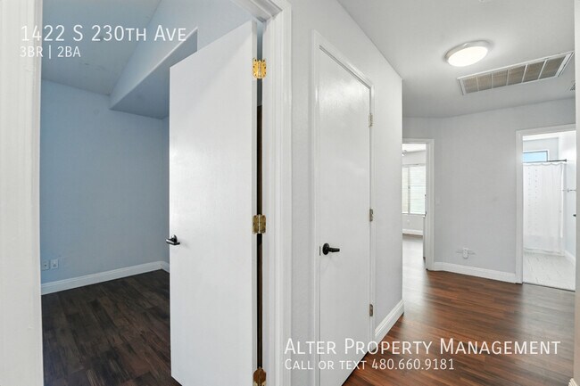 Building Photo - 1422 S 230th Ave