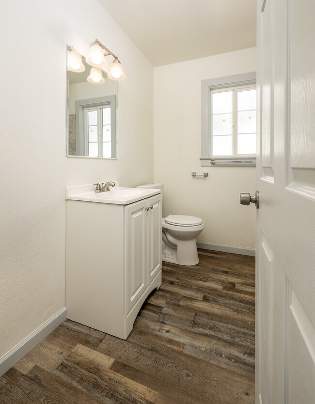 Building Photo - 626 W San Joaquin Ave