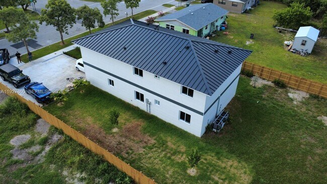 Building Photo - 722 NW 6th Ct