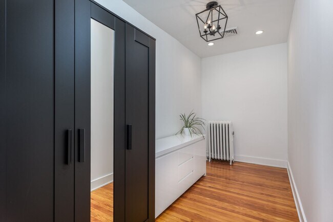 Building Photo - 608 N Front St