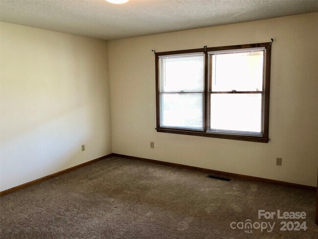 Building Photo - 119 Hillcrest Dr