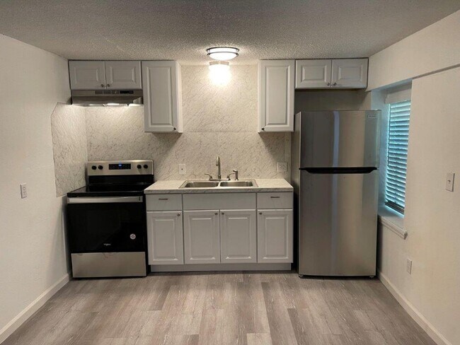 Building Photo - 1 bed downstairs unit with courtyard, laundry access,brand new appliances, paint and flooring, in...