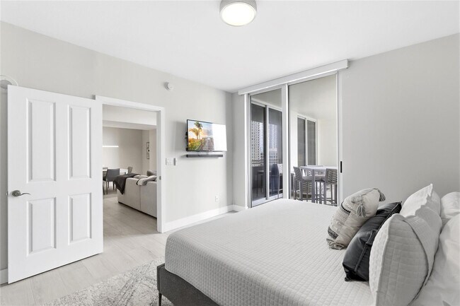 Building Photo - 511 SE 5 Ave