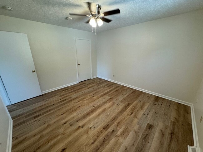 Building Photo - 526 W 13th St