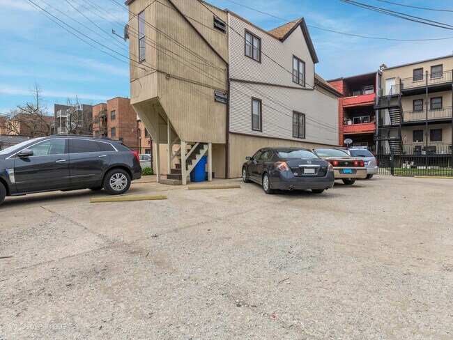 Building Photo - 709 W Diversey Pkwy