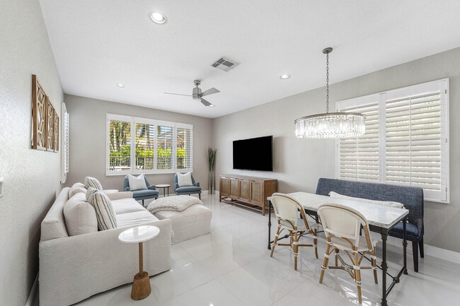 Building Photo - 121 Palm Cir