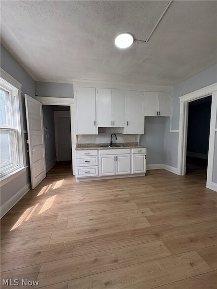 Building Photo - 946 E 79th St