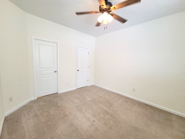 Building Photo - End Unit Townhome in Callonwood, Matthews! Near I-485