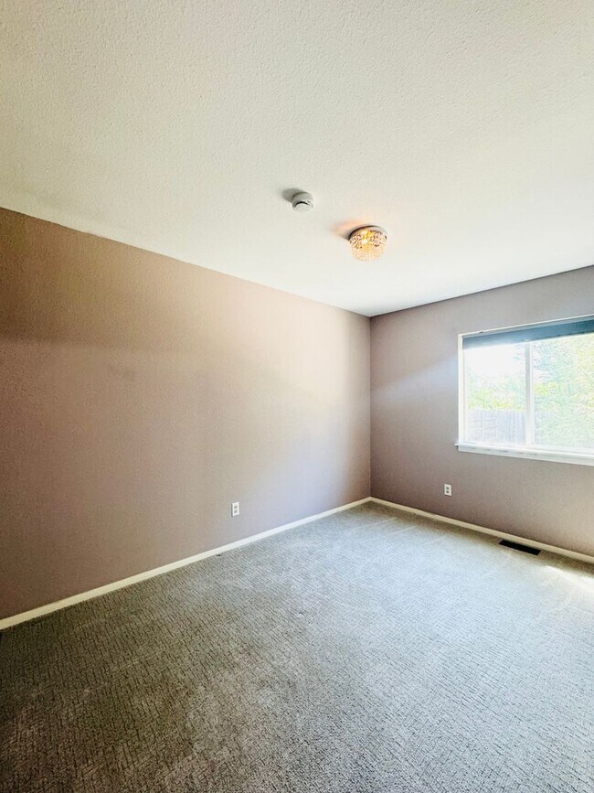 Building Photo - Cute 3 bedroom/ 1.5 bath Ranch Style House with 2 car attached garage in Windsor, CO