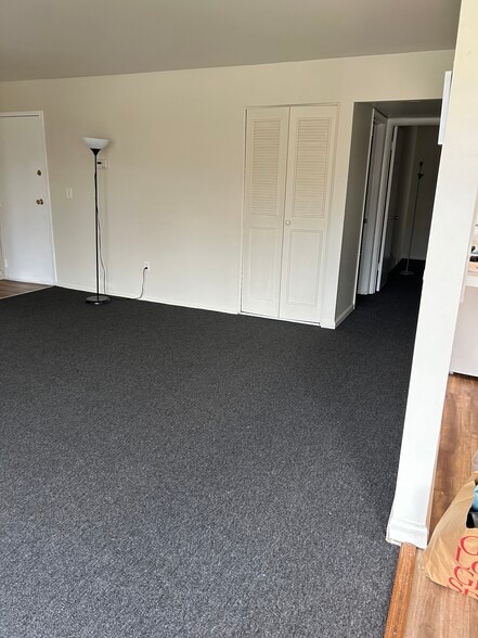 Living - 1010 Sanlin Dr