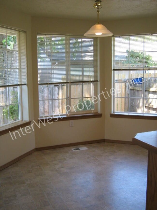 Building Photo - Ranch Style 3 Bedroom Gresham Home with 2 Car Garage, Gas Fireplace, & Yard!