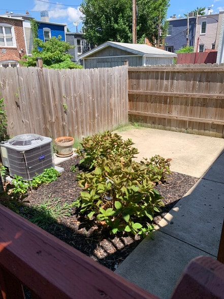 Building Photo - 527 9th St NE