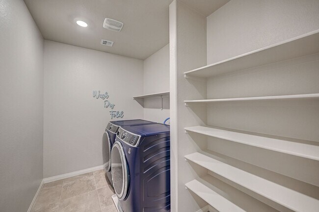Building Photo - Spacious 4 Bedroom Home!