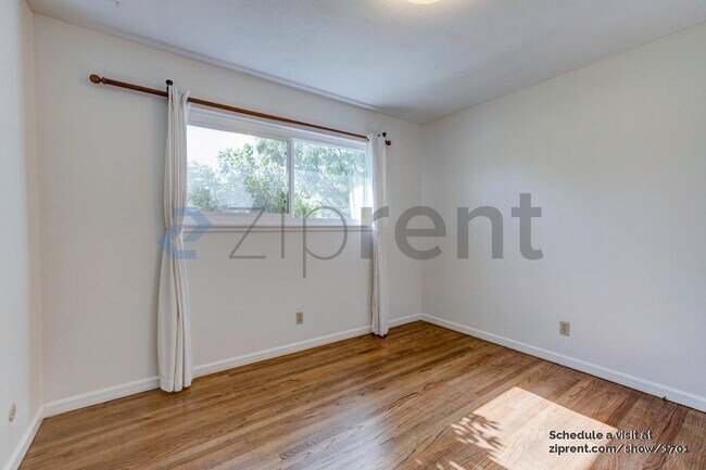 Building Photo - 950 Pecan Pl