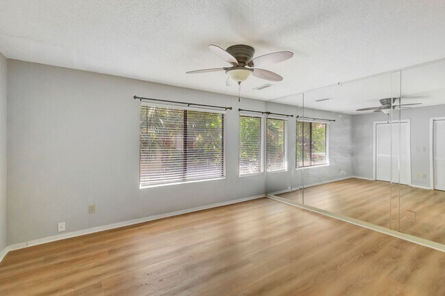 Building Photo - Prime Location Near Ravenel Bridge & Charl...