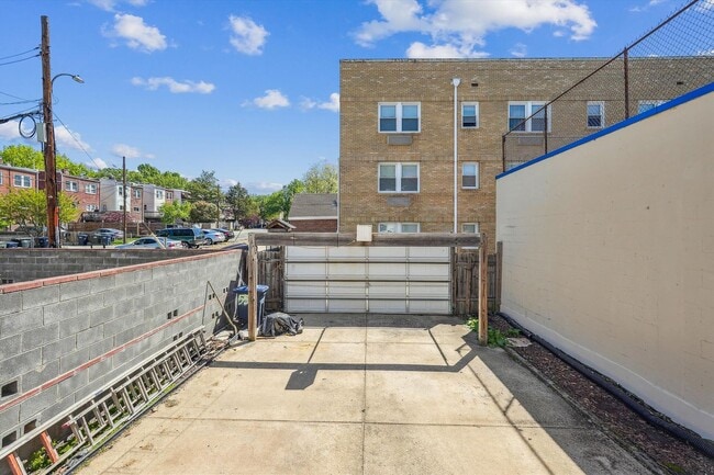 Building Photo - Charming and very Spacious 3 BR/3.5 BTH in...