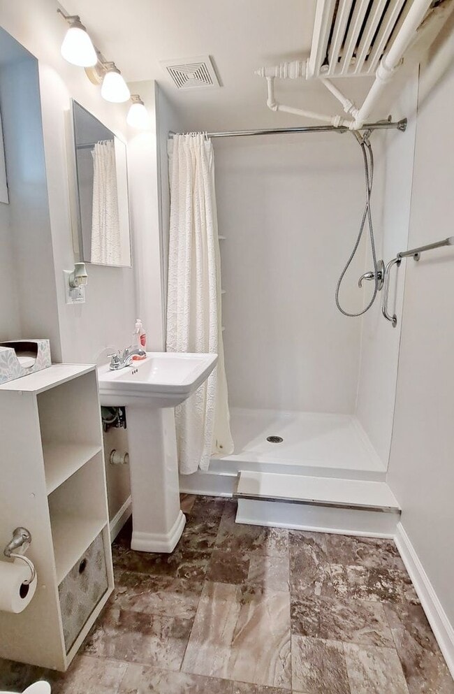 Building Photo - 1 Bed / 1 Bath Apartment