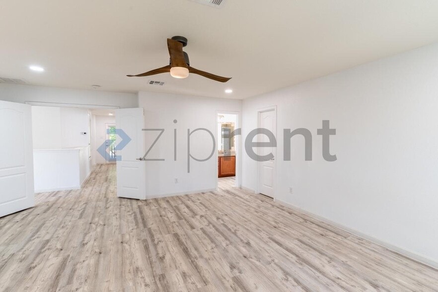 Building Photo - Unit