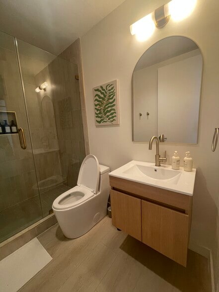 Bathroom 2 - 625 S Berendo St