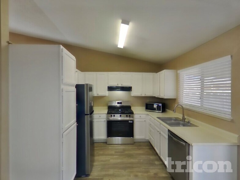 Building Photo - 733 Reagan Dr