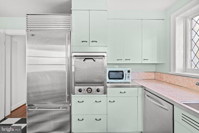 Building Photo - 6045 Edgewood Terrace