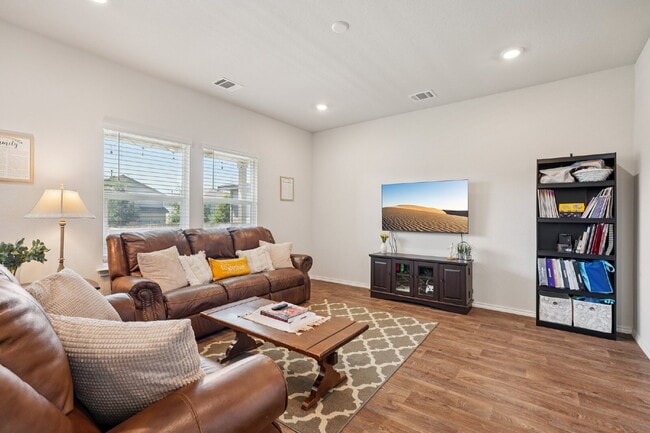 Building Photo - "Rent to Own this Charming 3-Bed Oasis with 18 month lease!*"