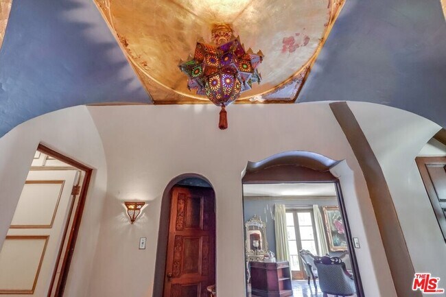 Building Photo - 642 S Bronson Ave