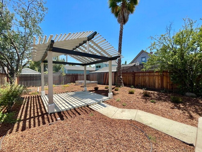 Building Photo - 1027 Lincoln Ave