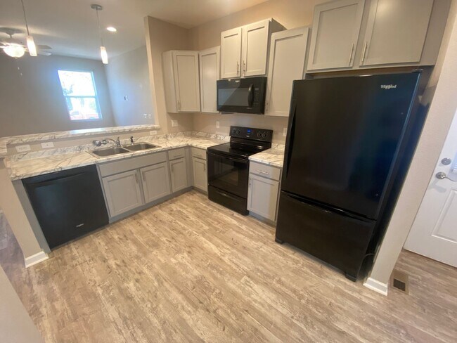 Building Photo - Spacious Englewood Home
