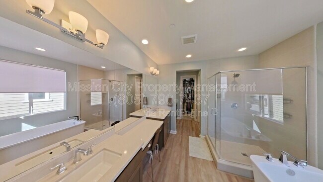 Building Photo - 6620 Calle Koral