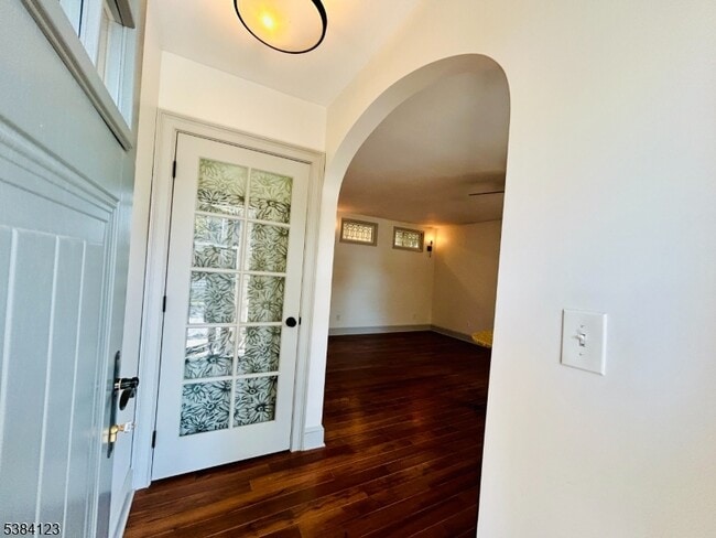 Building Photo - 60 James St