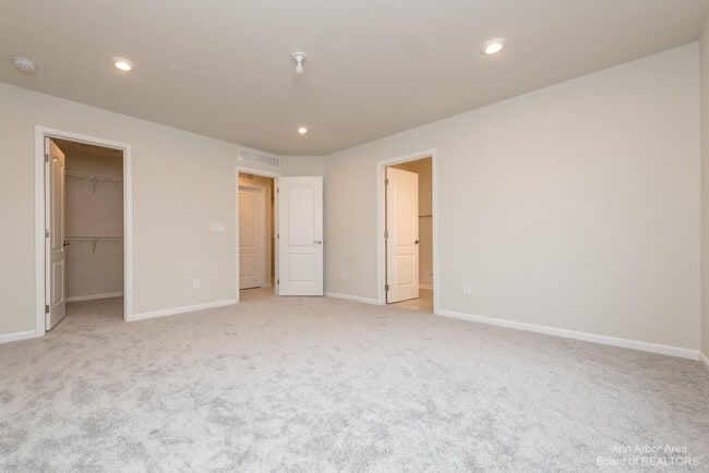 Building Photo - 2801 Willow Ct