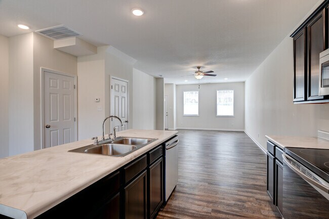 Building Photo - 312 Bogle St