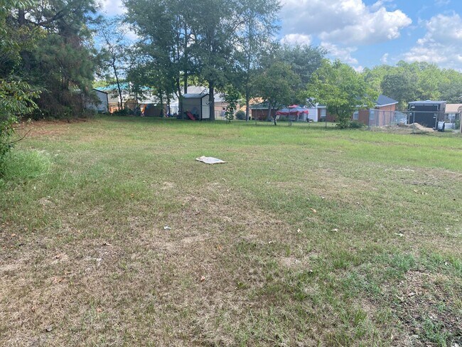 Building Photo - Large three Bedroom Home