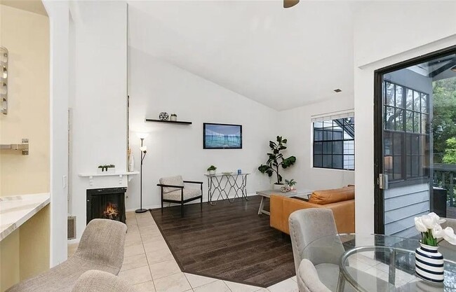 Building Photo - 2526 W MacArthur Blvd