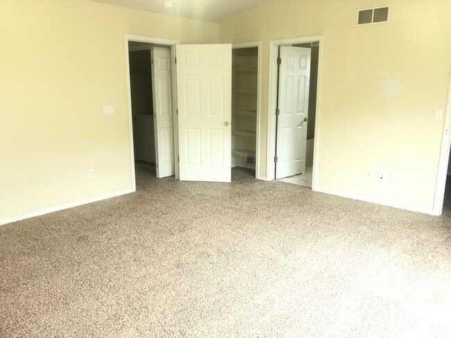 Building Photo - Beautiful 3BR, 2.5 bath townhouse in north Normal. Over 2300 square feet. New carpet throughout. ...
