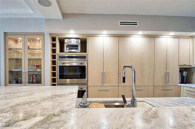 Building Photo - 1977 Gulf Shore Blvd N