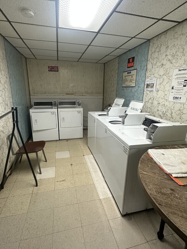 Building Photo - 1629 W Greenleaf Ave