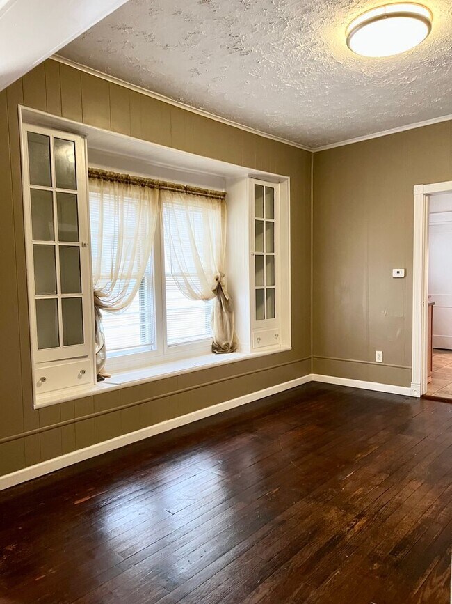 Building Photo - Charming 3-Bedroom Home with Garage & Fenced Yard!
