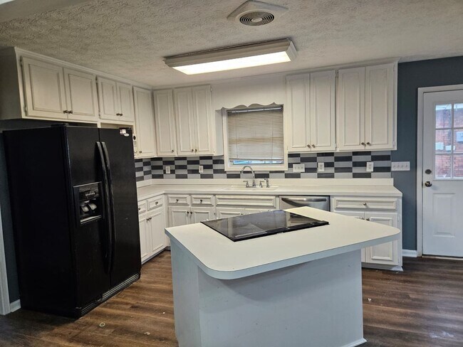 Building Photo - For rent 3 bedroom, 2 bath home