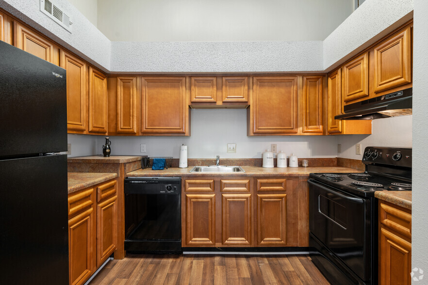 2BR, 1BA - 900SF - Kitchen - Bristol Downs