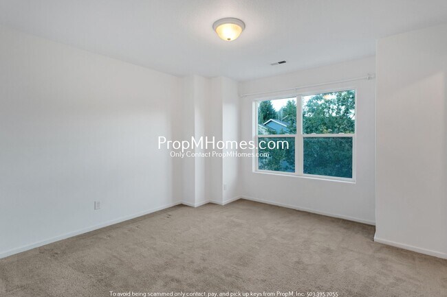Building Photo - Spacious Townhome in Tanasbourne!