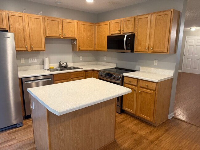 Building Photo - Well Maintained 3 Bedroom Townhome - Neigh...
