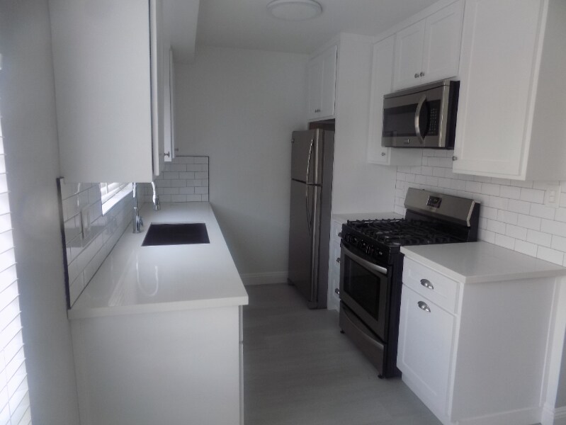 Building Photo - 646 S Barrington Ave