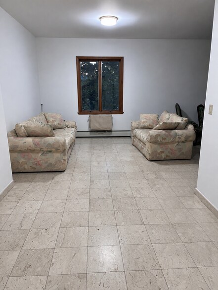 entrance area/living space - 239 Kingston Ave