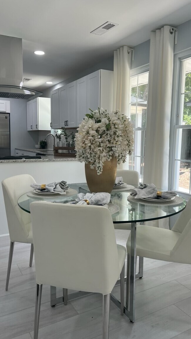 Building Photo - 806 Aileen Ave