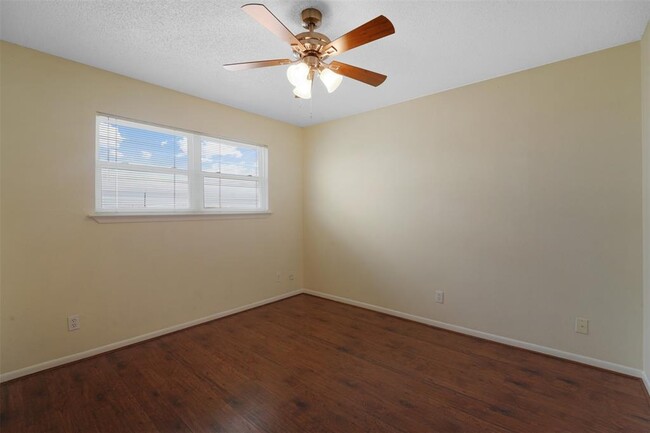 Building Photo - 8416 Seawall Blvd